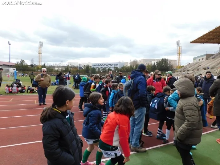 &iexcl;Placados por la diversi&oacute;n! 400 ni&ntilde;os hacen un "ensayo" de rugby en Soria, en fo
