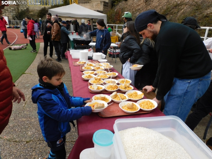 &iexcl;Placados por la diversi&oacute;n! 400 ni&ntilde;os hacen un &quot;ensayo&quot; de rugby en Soria, en fo