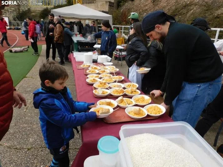 &iexcl;Placados por la diversi&oacute;n! 400 ni&ntilde;os hacen un "ensayo" de rugby en Soria, en fo