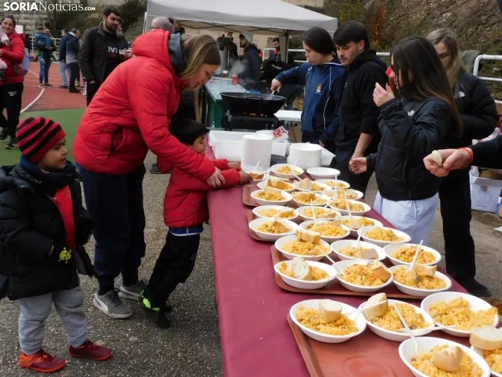 &iexcl;Placados por la diversi&oacute;n! 400 ni&ntilde;os hacen un "ensayo" de rugby en Soria, en fo