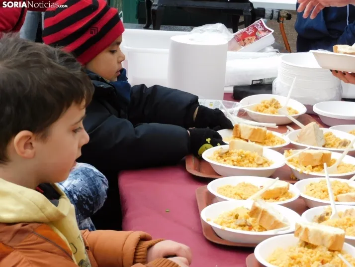 &iexcl;Placados por la diversi&oacute;n! 400 ni&ntilde;os hacen un "ensayo" de rugby en Soria, en fo