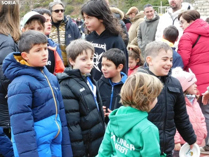 &iexcl;Placados por la diversi&oacute;n! 400 ni&ntilde;os hacen un "ensayo" de rugby en Soria, en fo