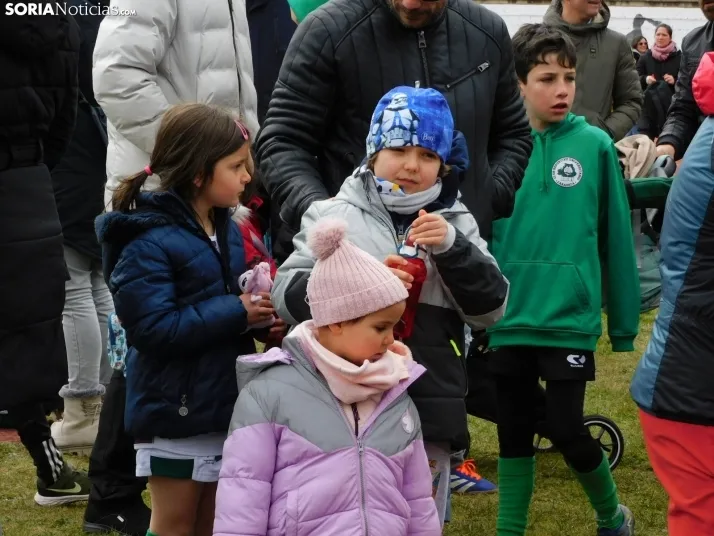 &iexcl;Placados por la diversi&oacute;n! 400 ni&ntilde;os hacen un "ensayo" de rugby en Soria, en fo