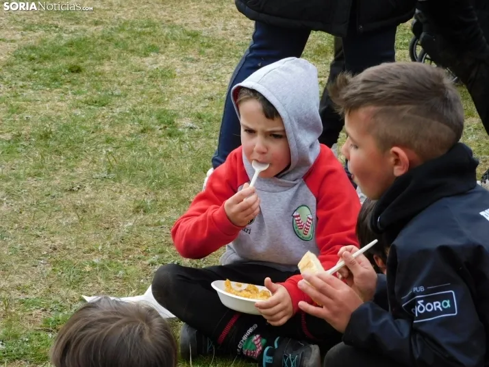 &iexcl;Placados por la diversi&oacute;n! 400 ni&ntilde;os hacen un "ensayo" de rugby en Soria, en fo