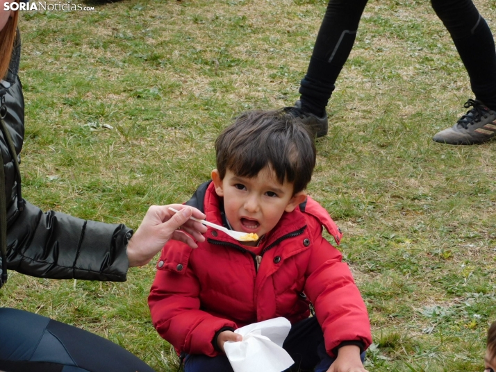 &iexcl;Placados por la diversi&oacute;n! 400 ni&ntilde;os hacen un &quot;ensayo&quot; de rugby en Soria, en fo