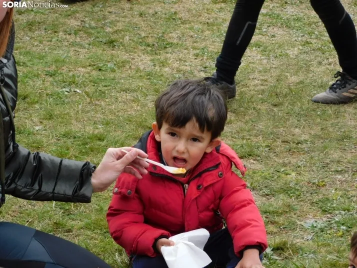 &iexcl;Placados por la diversi&oacute;n! 400 ni&ntilde;os hacen un "ensayo" de rugby en Soria, en fo