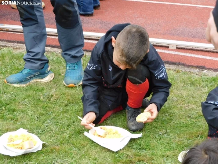 &iexcl;Placados por la diversi&oacute;n! 400 ni&ntilde;os hacen un "ensayo" de rugby en Soria, en fo