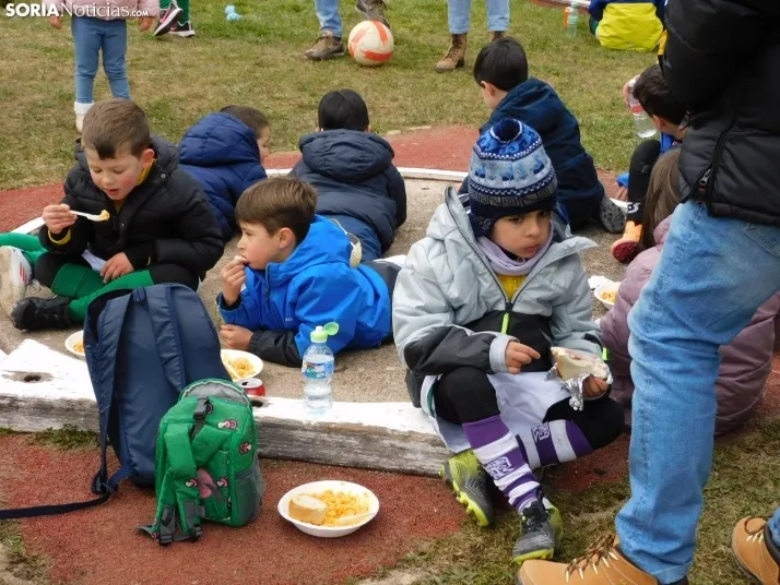 &iexcl;Placados por la diversi&oacute;n! 400 ni&ntilde;os hacen un "ensayo" de rugby en Soria, en fo