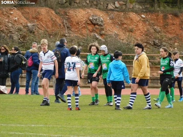 &iexcl;Placados por la diversi&oacute;n! 400 ni&ntilde;os hacen un "ensayo" de rugby en Soria, en fo