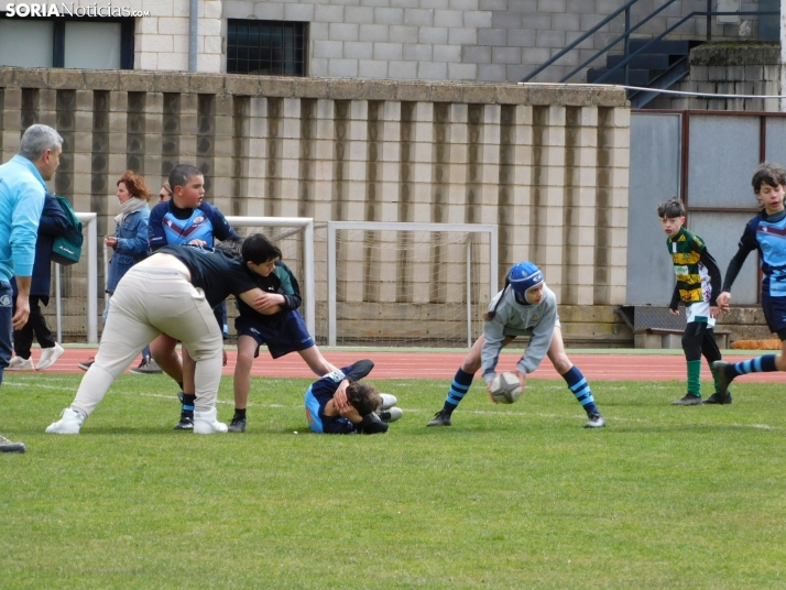 &iexcl;Placados por la diversi&oacute;n! 400 ni&ntilde;os hacen un &quot;ensayo&quot; de rugby en Soria, en fo