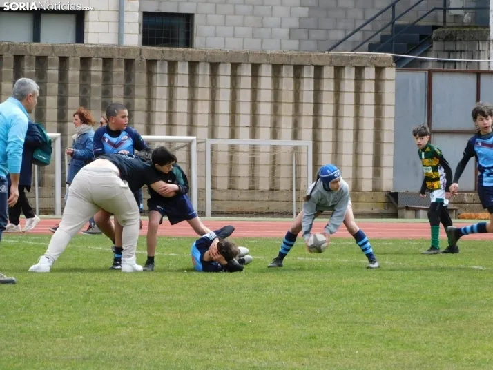 &iexcl;Placados por la diversi&oacute;n! 400 ni&ntilde;os hacen un "ensayo" de rugby en Soria, en fo