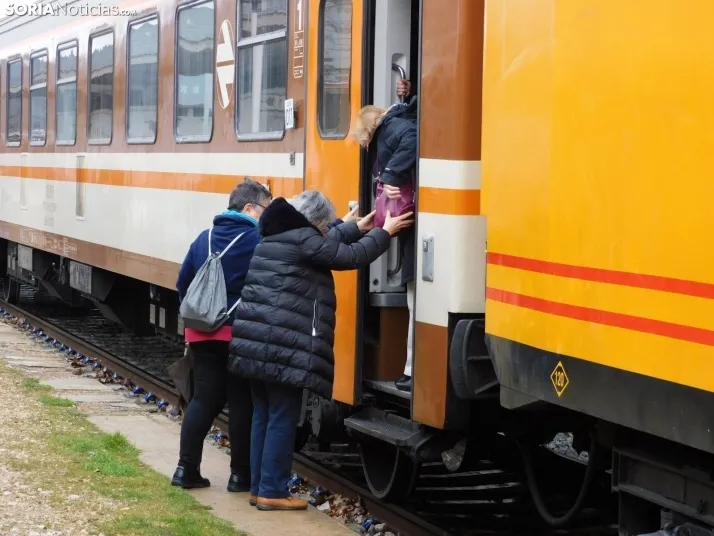 Fotos: 500 pasajeros llegan a Soria procedentes de Madrid y Zaragoza en un tren con m&aacute;s de 100 a&ntilde