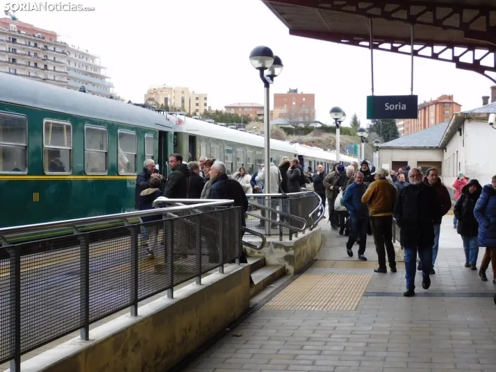 Fotos: 500 pasajeros llegan a Soria procedentes de Madrid y Zaragoza en un tren con m&aacute;s de 100 a&ntilde