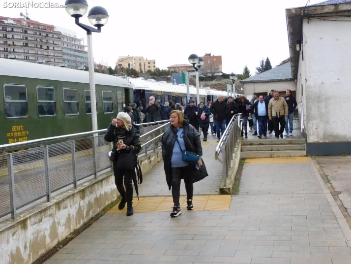 Fotos: 500 pasajeros llegan a Soria procedentes de Madrid y Zaragoza en un tren con m&aacute;s de 100 a&ntilde