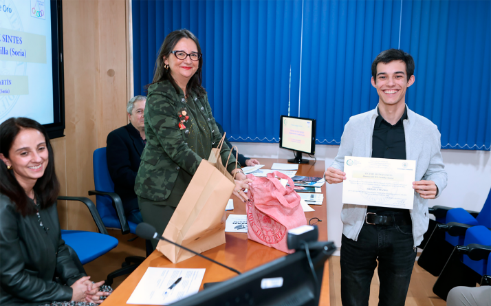 Víctor Muñoz con el premio entregado por la vicerrectora de estudiantes, Cristina de la Rosa. /UVa