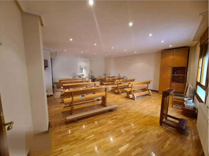 Si quieres una capilla en el salón, esta es tu oportunidad por 360.000&euro;