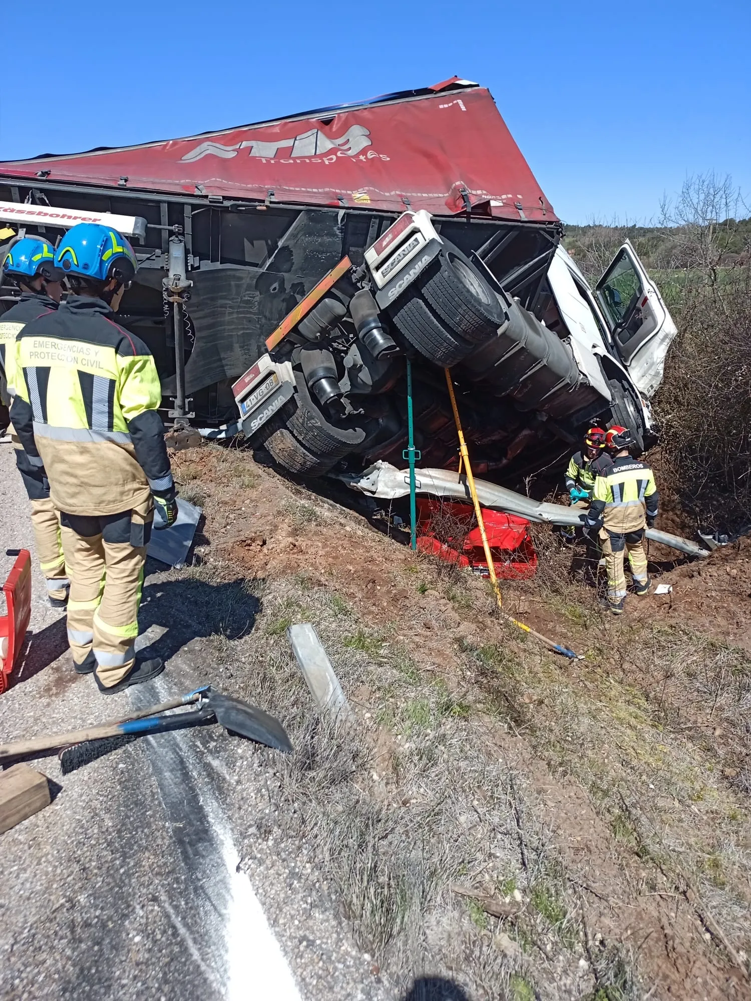 Los bomberos actuando en las labores de recogida del combustible. /Dip.