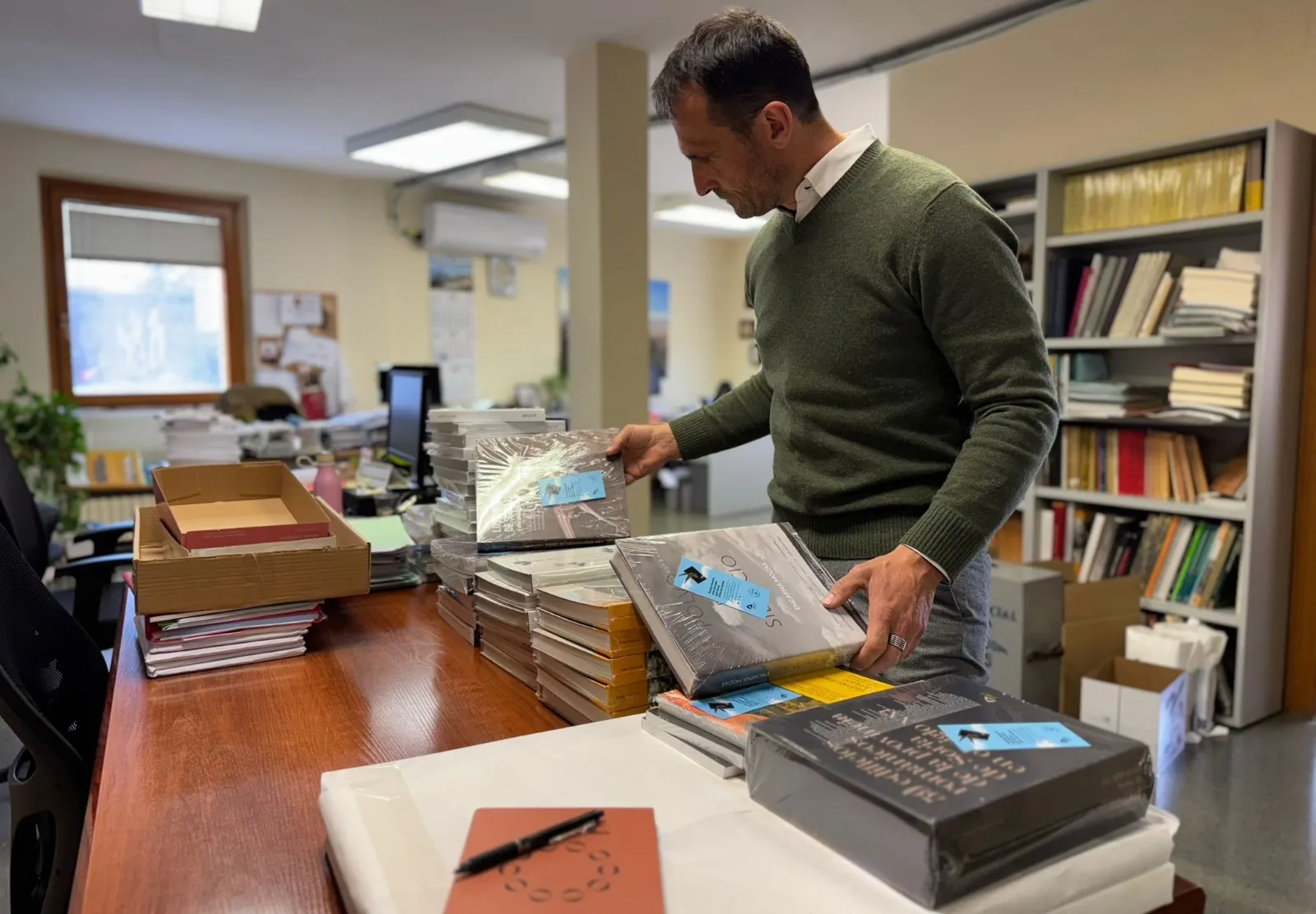 El diputado de Cultura, Enrique Rubio, durante la selección previa de los ejemplares. /Dip.