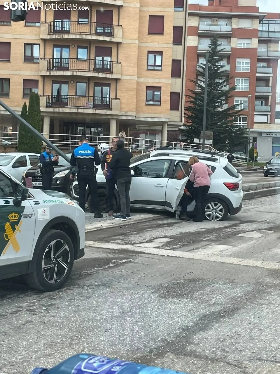 Foto 2 - Llamativo accidente al tratar de pasar la mediana de las traves&iacute;as