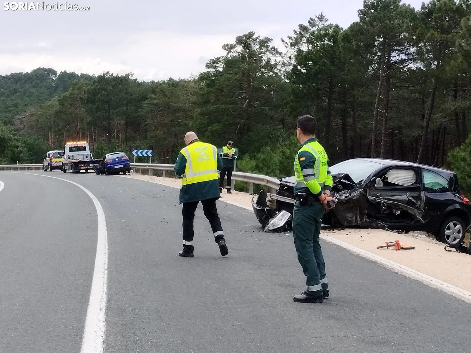 Foto 2 - Dos accidentes en la N-234: uno de ellos con dos veh&iacute;culos destrozados