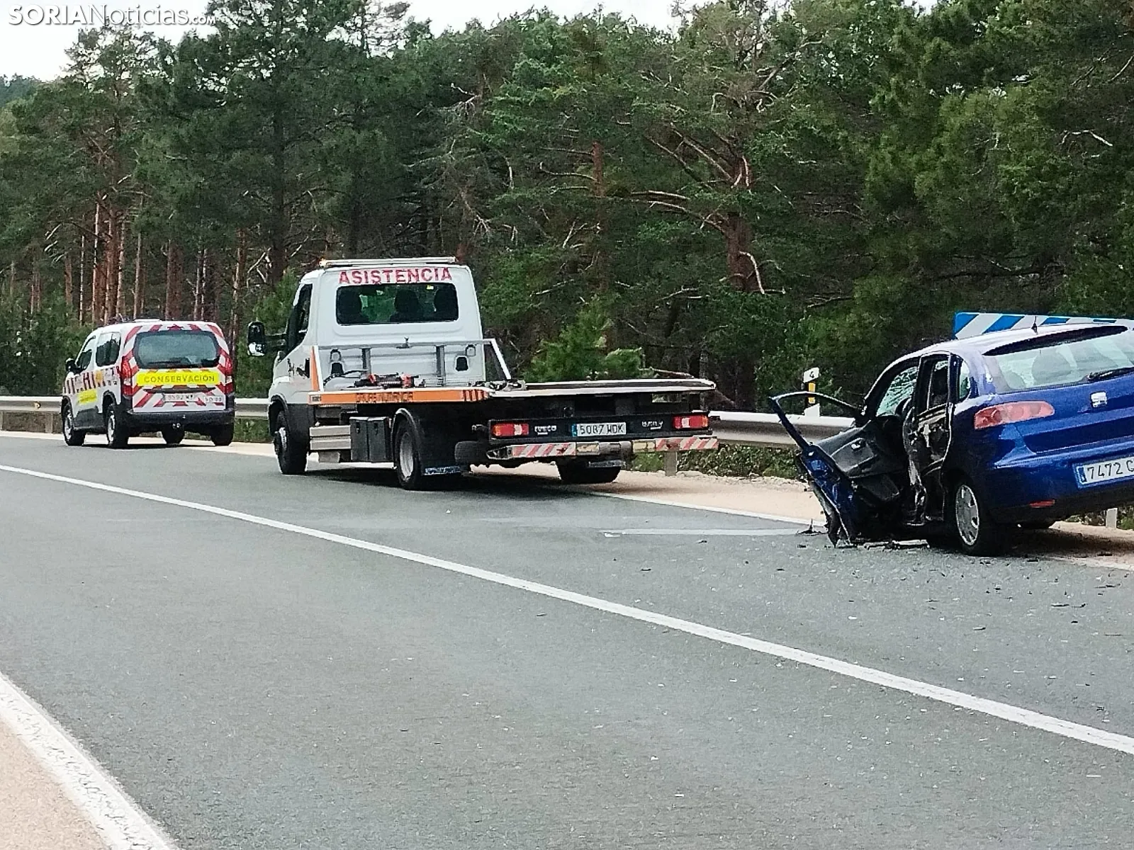 Foto 7 - Dos accidentes en la N-234: uno de ellos con dos veh&iacute;culos destrozados