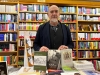 César Millán posa con sus tres recomendaciones literarias en la librería 'Las Eras'.