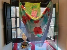 Foto 5 - Abre la muestra pict&oacute;rica 'Esencia y seda' en &Aacute;greda