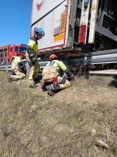 Los bomberos actuando en las labores de recogida del combustible. /Dip.