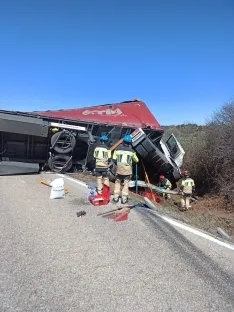 Los bomberos actuando en las labores de recogida del combustible. /Dip.