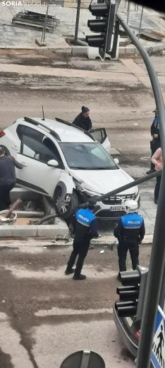 Foto 3 - Llamativo accidente al tratar de pasar la mediana de las traves&iacute;as