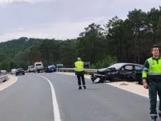 Foto 3 - Dos accidentes en la N-234: uno de ellos con dos veh&iacute;culos destrozados