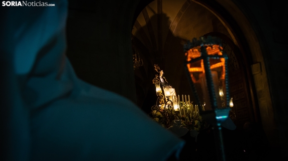 En imágenes: La Cofradía de la Virgen de la Soledad ilumina la noche del Jueves Santo