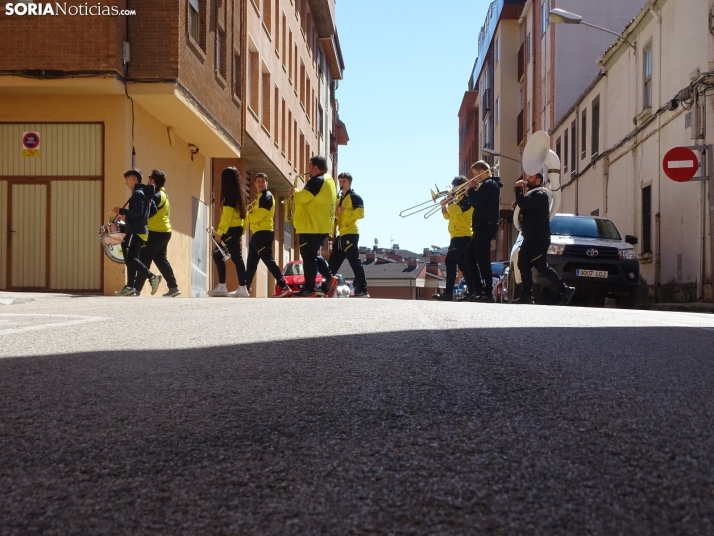 Ambiente festivo hoy en el barrio del Calaverón. /PC