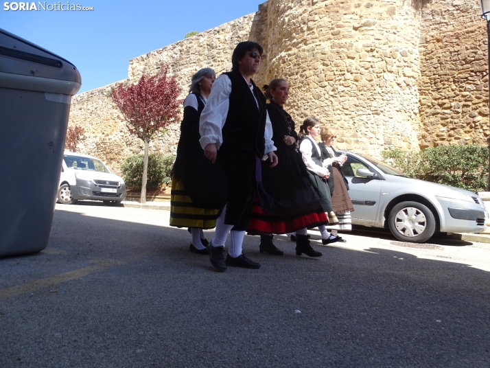 Ambiente festivo hoy en el barrio del Calaverón. /PC