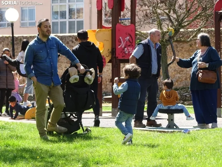 Ambiente festivo hoy en el barrio del Calaverón. /PC
