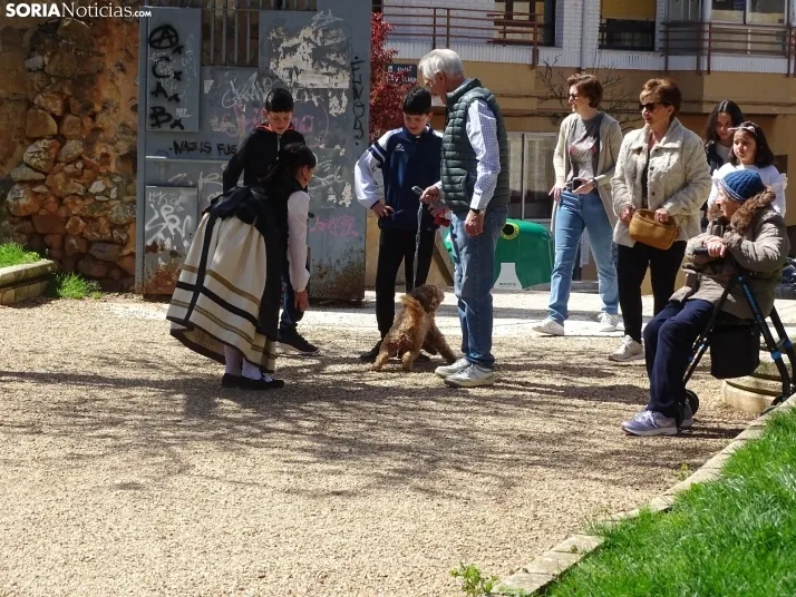 Ambiente festivo hoy en el barrio del Calaverón. /PC