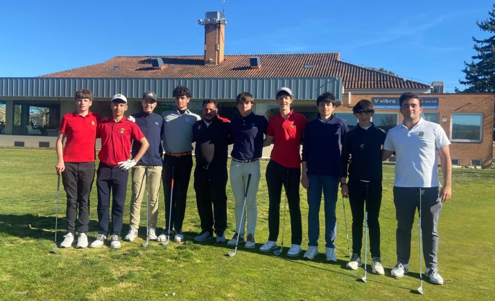 Los jóvenes golfistas Miguel López y Enzo Jiménez, en las concentraciones de la Federación de Castilla y León 