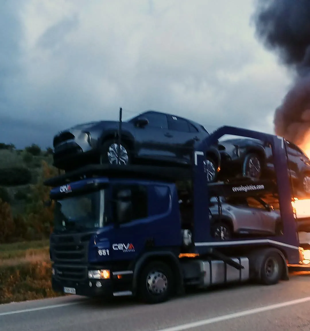 Foto 2 - Corte en la N-234 a la altura de Ciria: Incendio en un transporte con veh&iacute;culos el&eacute;ctricos