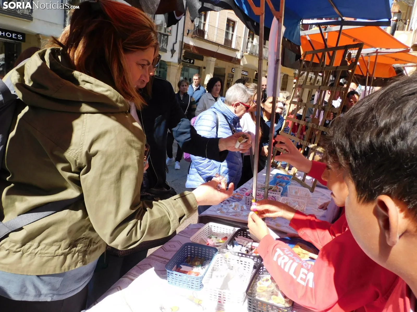 Foto 10 - FOTOS Y NOTICIA | Peque&ntilde;os grandes emprendedores: 250 alumnos se instalan en la plaza del Rosel y San Blas con sus "empresas casi reales"