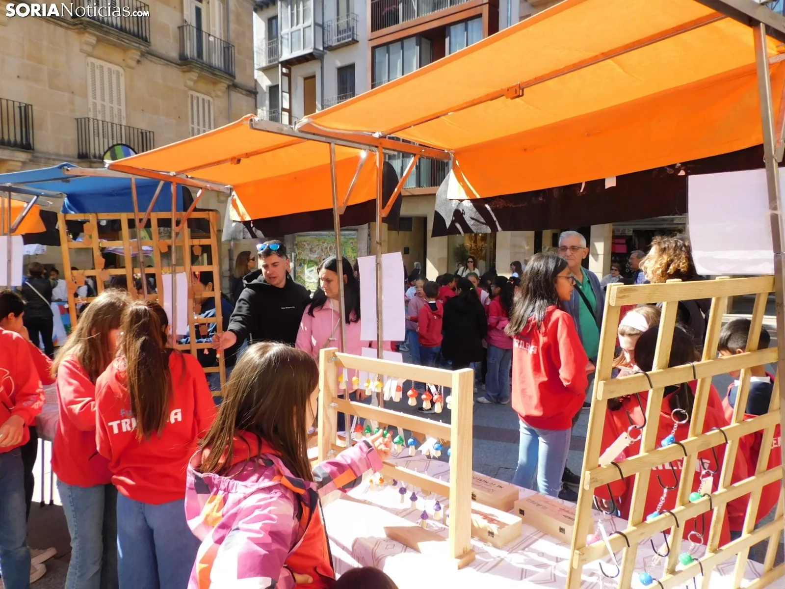 Foto 9 - FOTOS Y NOTICIA | Peque&ntilde;os grandes emprendedores: 250 alumnos se instalan en la plaza del Rosel y San Blas con sus "empresas casi reales"