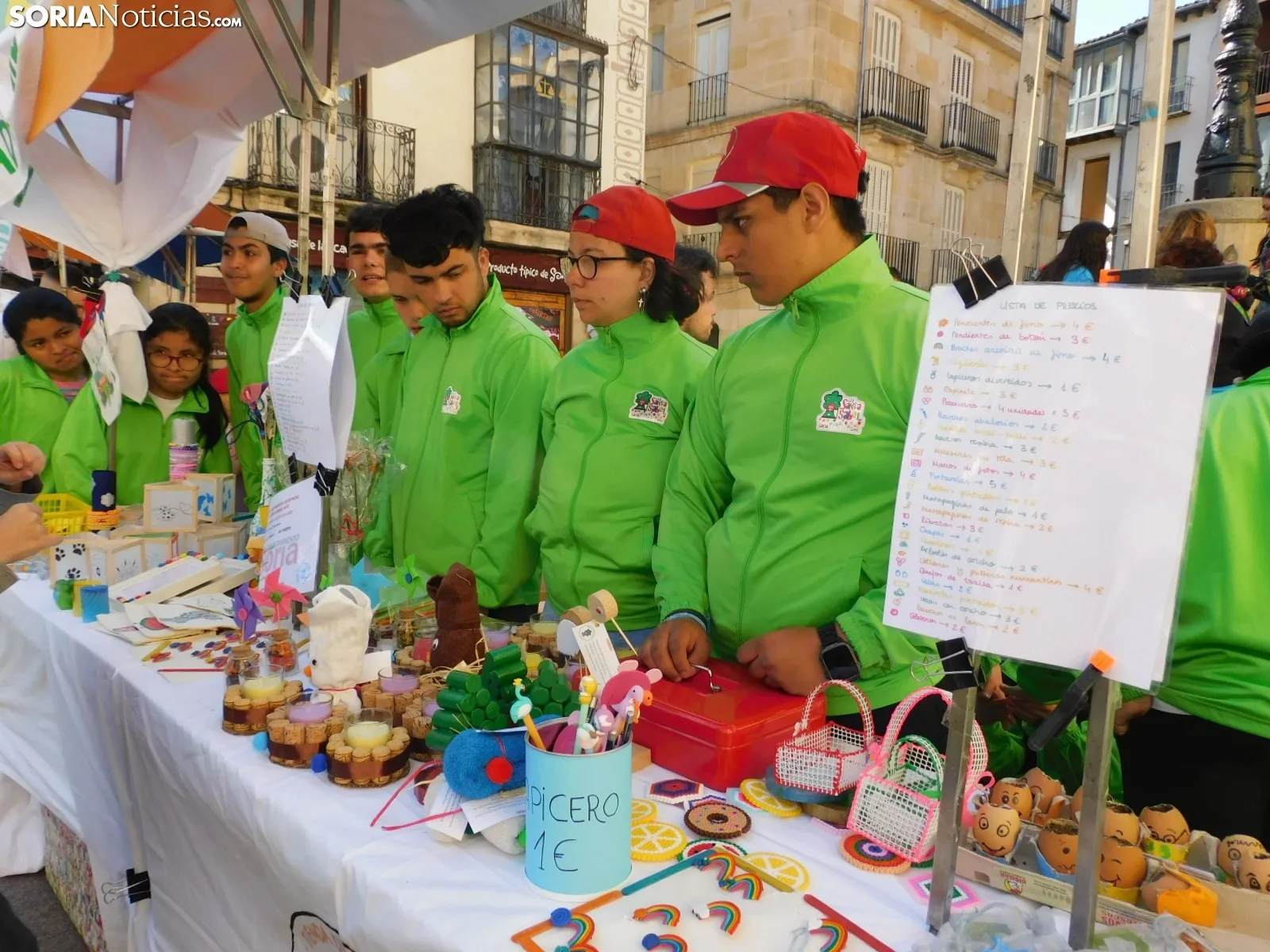 Foto 8 - FOTOS Y NOTICIA | Peque&ntilde;os grandes emprendedores: 250 alumnos se instalan en la plaza del Rosel y San Blas con sus "empresas casi reales"