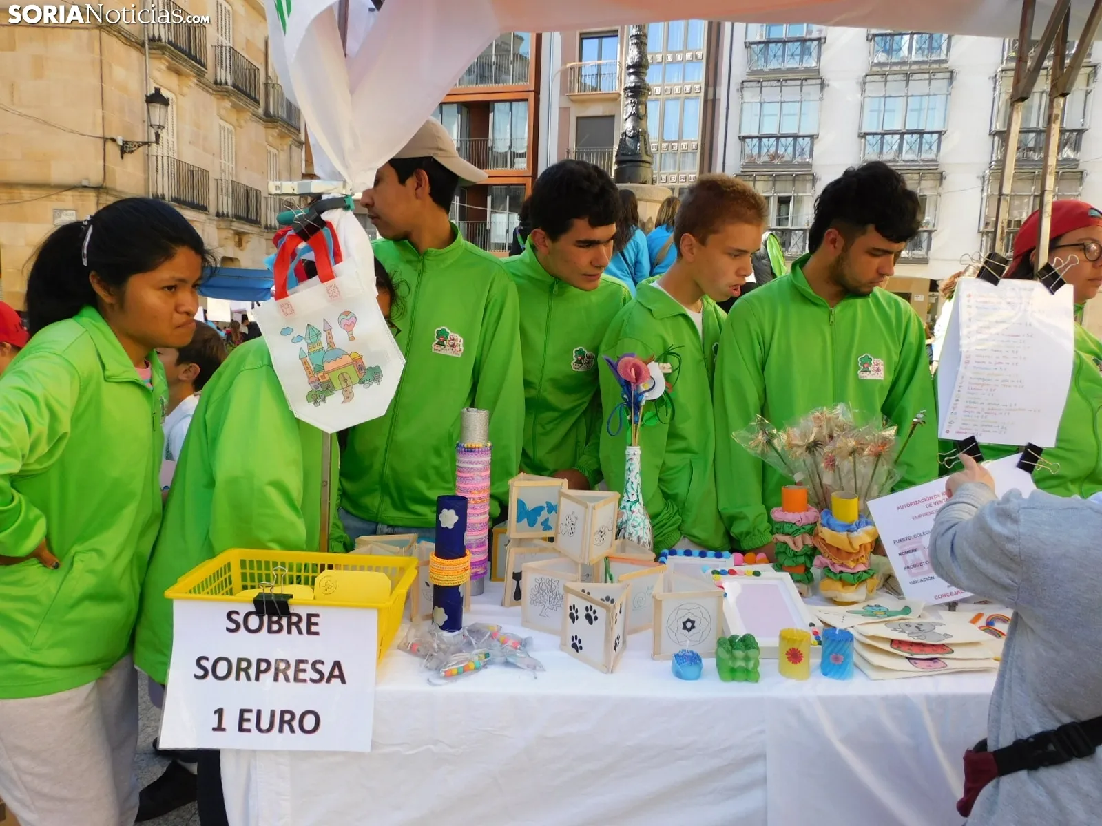 Foto 7 - FOTOS Y NOTICIA | Peque&ntilde;os grandes emprendedores: 250 alumnos se instalan en la plaza del Rosel y San Blas con sus "empresas casi reales"
