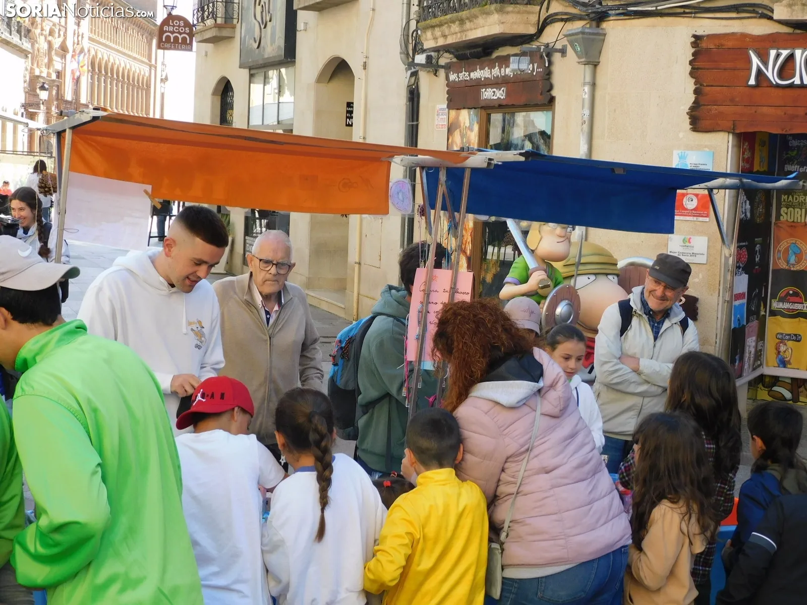 Foto 2 - FOTOS Y NOTICIA | Peque&ntilde;os grandes emprendedores: 250 alumnos se instalan en la plaza del Rosel y San Blas con sus "empresas casi reales"