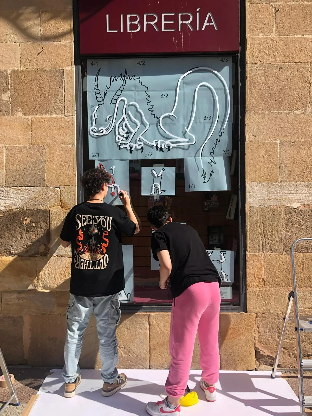 Foto 2 - Los estudiantes de Arte y Dise&ntilde;o revitalizan el comercio a trav&eacute;s de escaparates innovadores en la tercera edici&oacute;n del concurso de FEC Soria