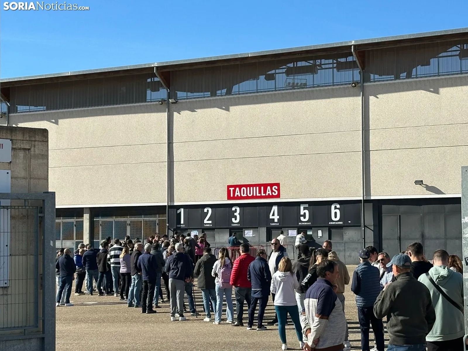 Foto 2 - Colas de m&aacute;s de una hora en Los Pajaritos para comprar las entradas del Teruel vs Numancia