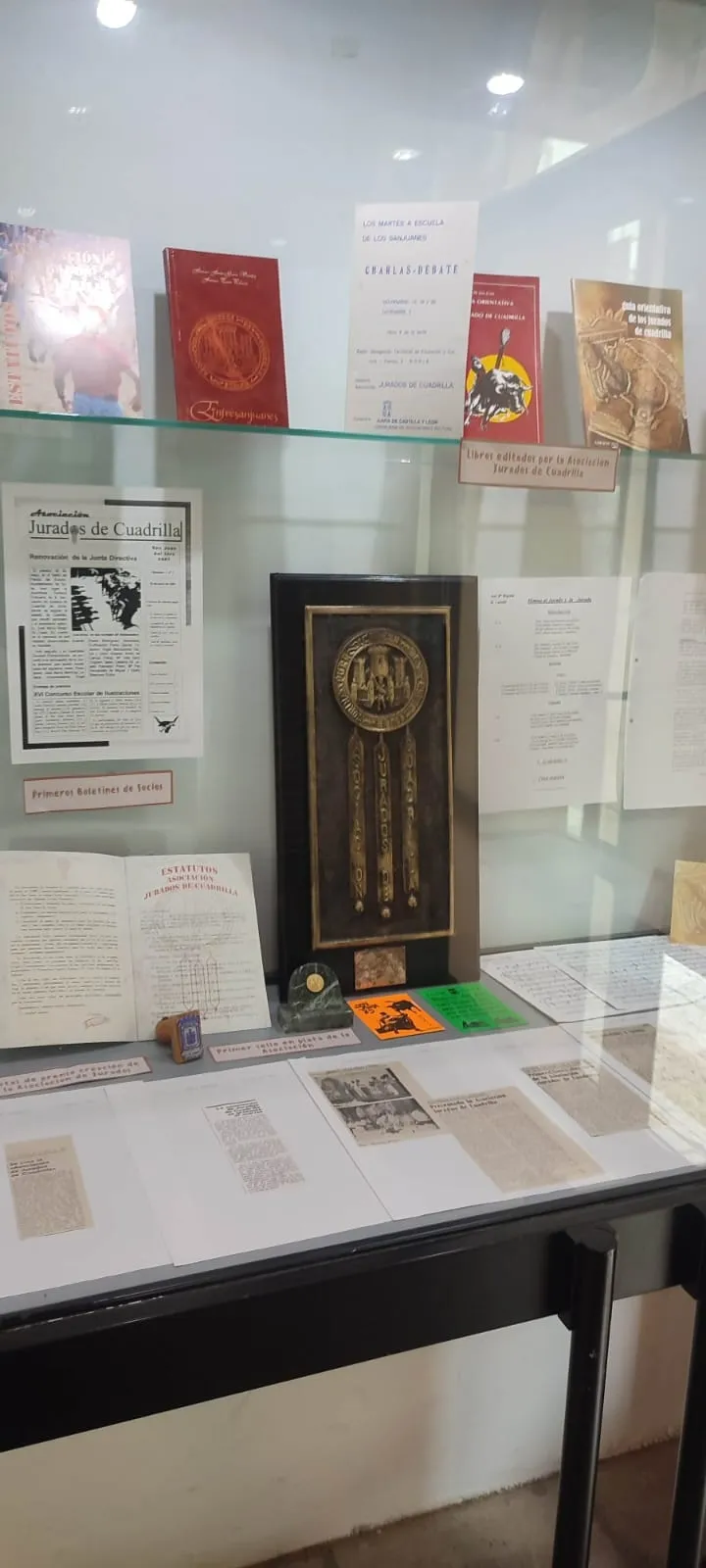 Foto 2 - El IES Machado acoge una exposici&oacute;n con 40 a&ntilde;os de historia sanjuanera