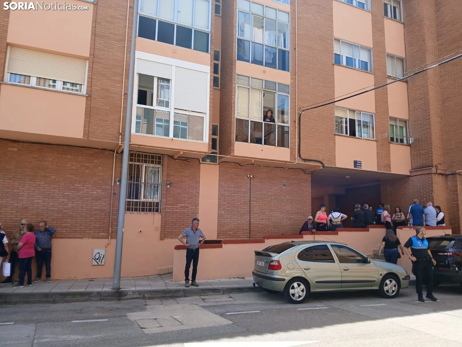 Los vecinos aguardan en la calle hasta poder regresar a sus hogares.