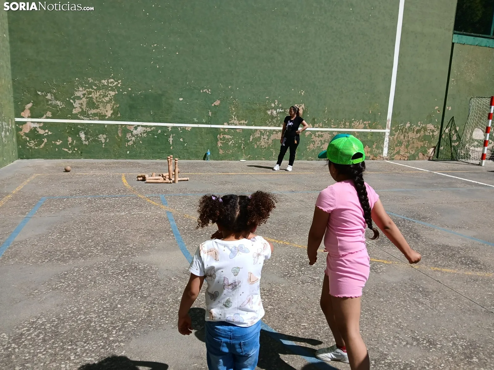 Foto 8 - Risas, juegos y solidaridad: el colegio de Almajano se vuelca contra el c&aacute;ncer infantil con juegos populares
