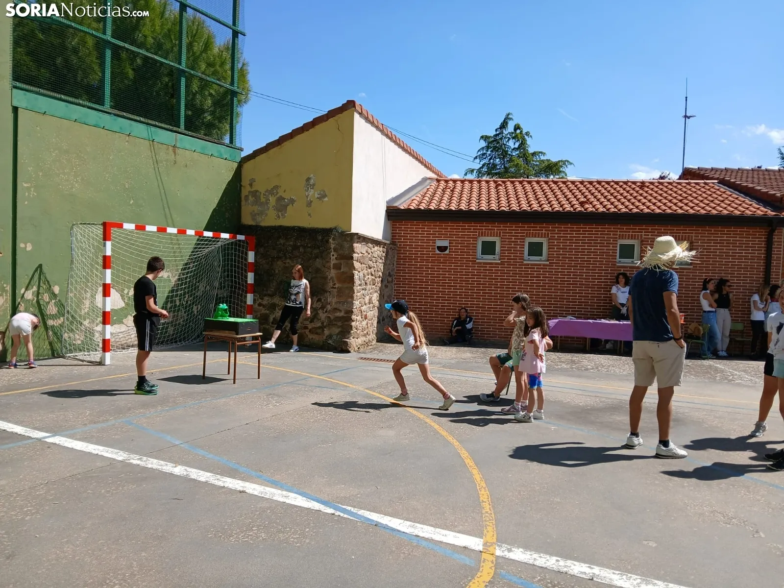 Foto 7 - Risas, juegos y solidaridad: el colegio de Almajano se vuelca contra el c&aacute;ncer infantil con juegos populares