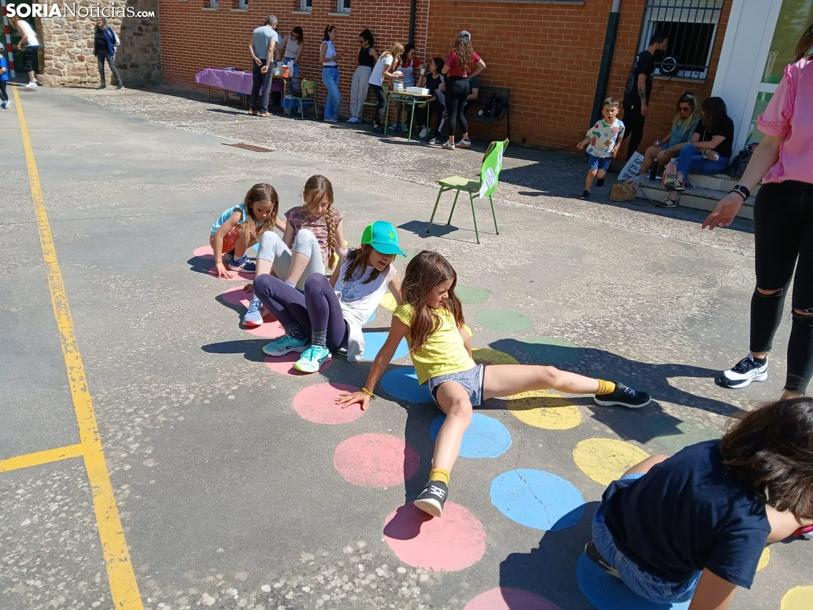 Foto 10 - Risas, juegos y solidaridad: el colegio de Almajano se vuelca contra el c&aacute;ncer infantil con juegos populares